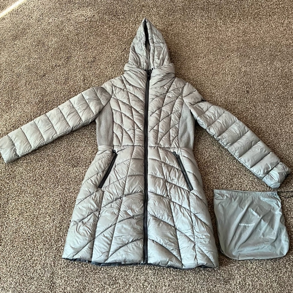 Bernardo BRAND NEW Hooded Puffer Jacket, nice details.